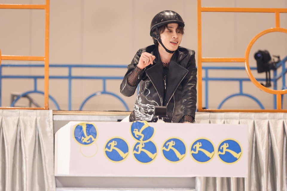 br/> Jack được nhiều thời gian lên hình. Đội ngũ chỉnh sửa hậu kỳ cũng ưu tiên dành cho nam ca sĩ nhiều hình quay có tính xây dựng hình tượng, chẳng hạn thành công dán logo của chương trình lên cầu bật bằng xốp ngay lần đầu thử sức. Tuy nhiên, sự xuất hiện của Jack vấp phải sự phản đối của khán giả.