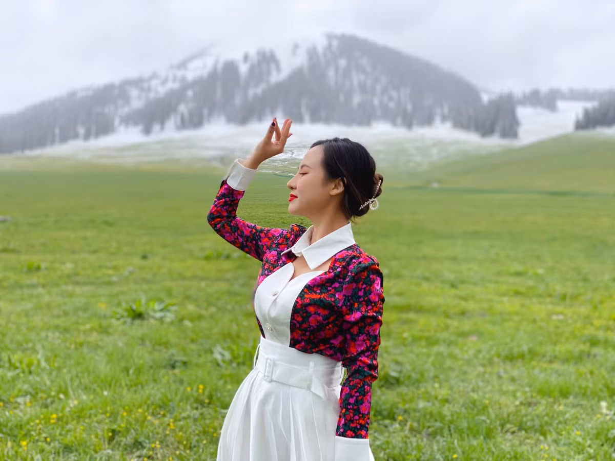 Co gai Viet lai xe kham pha Tan Cuong giua dich-Hinh-7