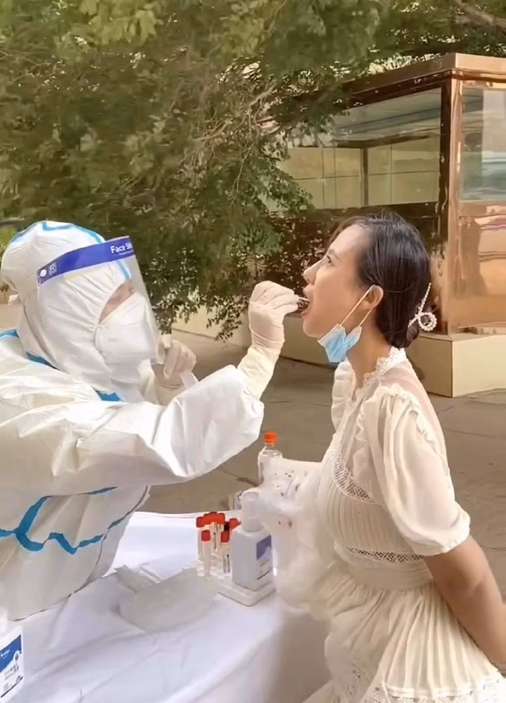 Co gai Viet lai xe kham pha Tan Cuong giua dich-Hinh-2