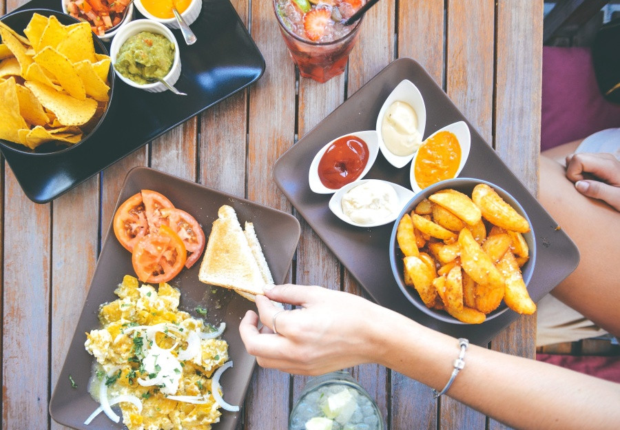 Lối sống khiến bệnh ung thư đại tràng ngày càng trẻ hóa Loi song khien benh ung thu dai trang ngay cang tre hoa