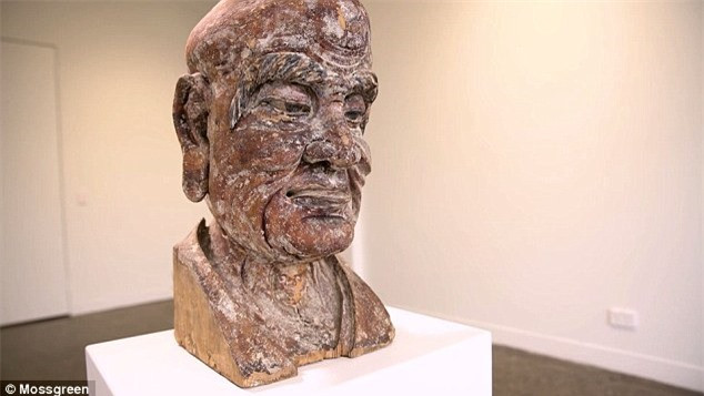 Lau chùi bức tượng La hán, nhà sưu tập phát hiện bí mật giấu bên trong Lau chui buc tuong La han, nha suu tap phat hien bi mat giau ben trong