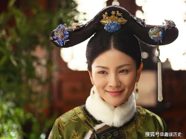 Vi phi tan nho hon Hoang de 41 tuoi la ai ?