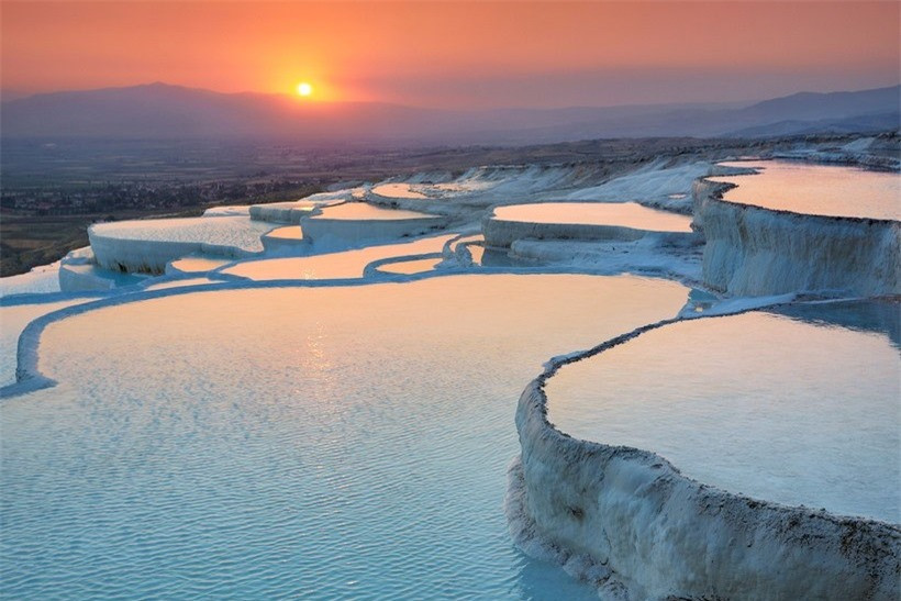 Pamukkale, Thổ Nhĩ Kỳ. Nước trong các bể bơi tự nhiên ở đây rất ấm và mở rộng cho những người đi tắm. Đã tắm ở đây, bạn sẽ chán bể bơi ở khách sạn.