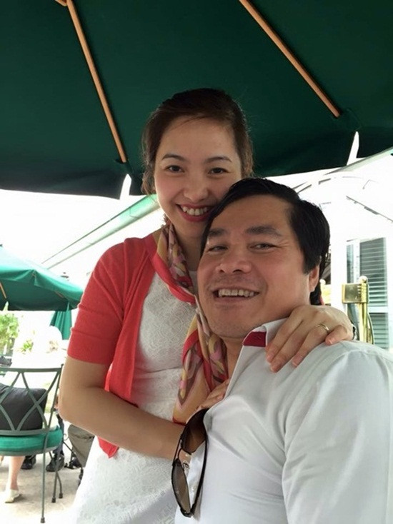 ù dành thời gian hỗ trợ chồng trong công việc kinh doanh và chăm sóc con nhỏ nhưng thỉnh thoảng cô vẫn làm MC cho một kênh thông tin giáo dục trên Youtube.