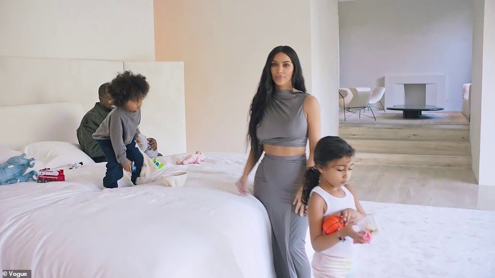  Giường ngủ phiên bản giới hạn: Hiện tại, Kim Kardashian đang tu sửa dinh thự ở Los Angeles mua từ năm 2013. Bà chủ SKIMS được cho là đã mua sáu chiếc giường Savoir Royal State phiên bản giới hạn với tổng giá trị hơn 1 triệu USD. Thương hiệu chỉ sản xuất 60 chiếc giường trên toàn thế giới để kỷ niệm 60 năm trị vì của Nữ hoàng Elizabeth. Do chủ yếu làm từ lông dê cashmere, đuôi ngựa và tơ tằm, giá trị của chúng không hề rẻ.