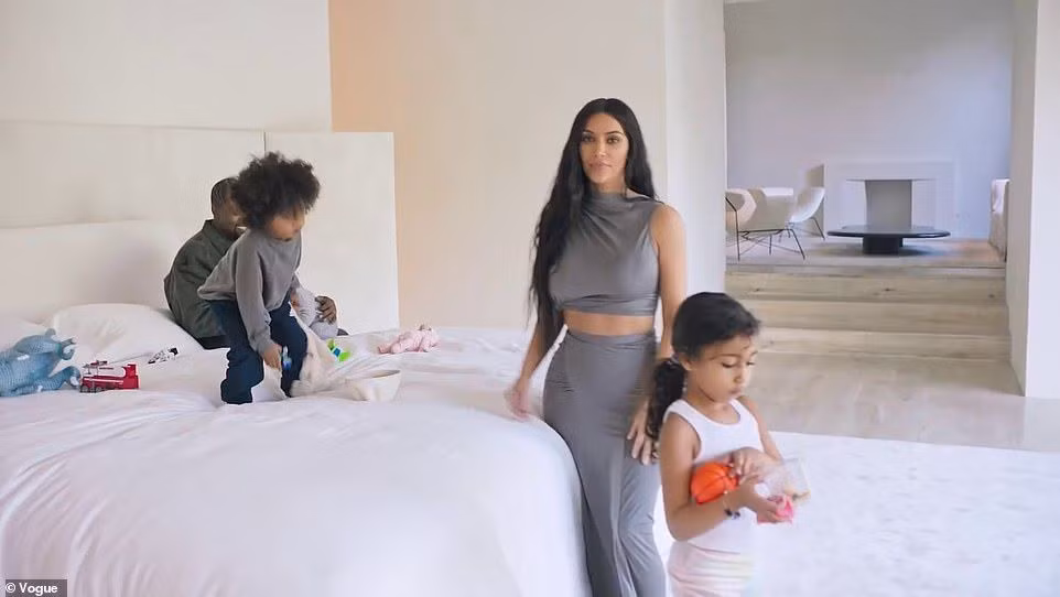  Giường ngủ phiên bản giới hạn: Hiện tại, Kim Kardashian đang tu sửa dinh thự ở Los Angeles mua từ năm 2013. Bà chủ SKIMS được cho là đã mua sáu chiếc giường Savoir Royal State phiên bản giới hạn với tổng giá trị hơn 1 triệu USD. Thương hiệu chỉ sản xuất 60 chiếc giường trên toàn thế giới để kỷ niệm 60 năm trị vì của Nữ hoàng Elizabeth. Do chủ yếu làm từ lông dê cashmere, đuôi ngựa và tơ tằm, giá trị của chúng không hề rẻ.