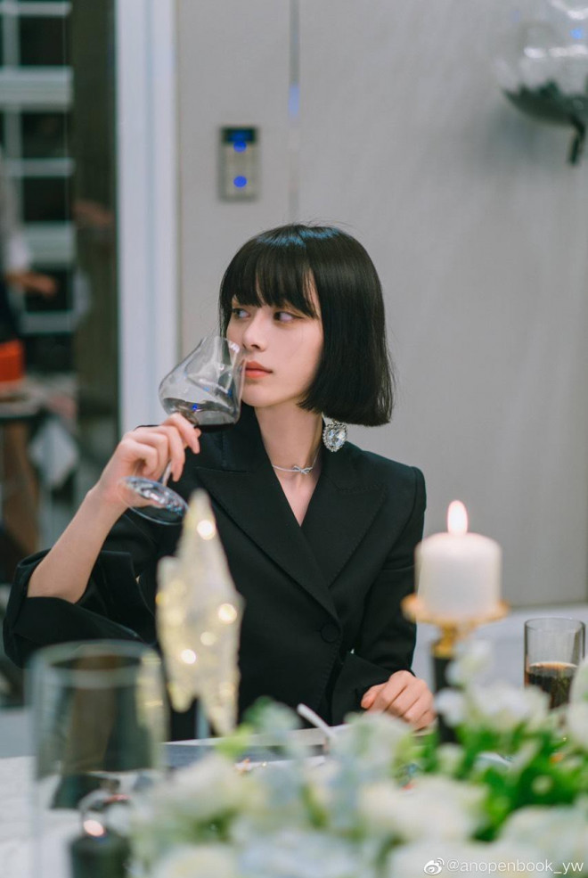 Nhan sắc của cô gái toàn đi xe siêu sang nổi tiếng trên mạng xã hội - Hình 3 Nhan sac cua co gai toan di xe sieu sang noi tieng tren mang xa hoi-Hinh-3