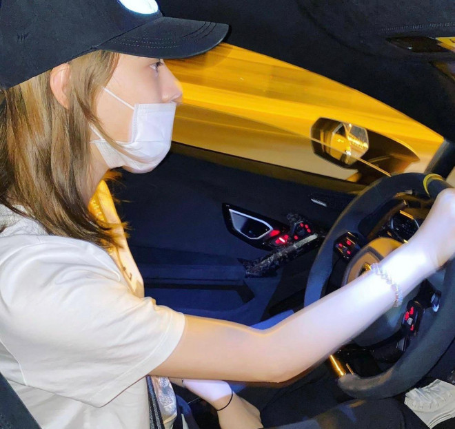 Nhan sắc của cô gái toàn đi xe siêu sang nổi tiếng trên mạng xã hội - Hình 16 Nhan sac cua co gai toan di xe sieu sang noi tieng tren mang xa hoi-Hinh-16