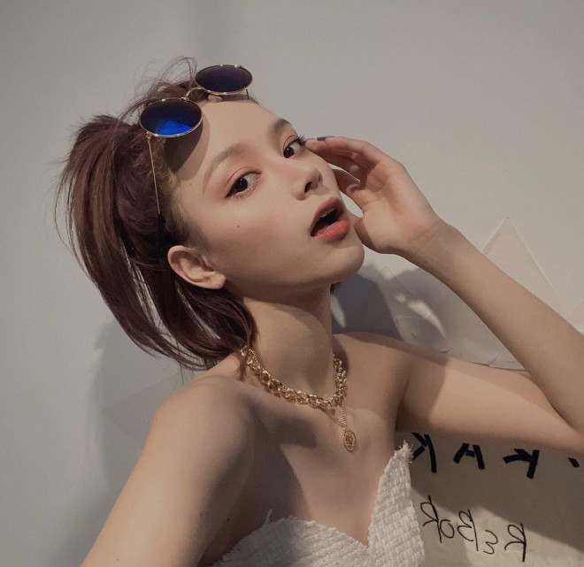 Nhan sắc của cô gái toàn đi xe siêu sang nổi tiếng trên mạng xã hội - Hình 2 Nhan sac cua co gai toan di xe sieu sang noi tieng tren mang xa hoi-Hinh-2