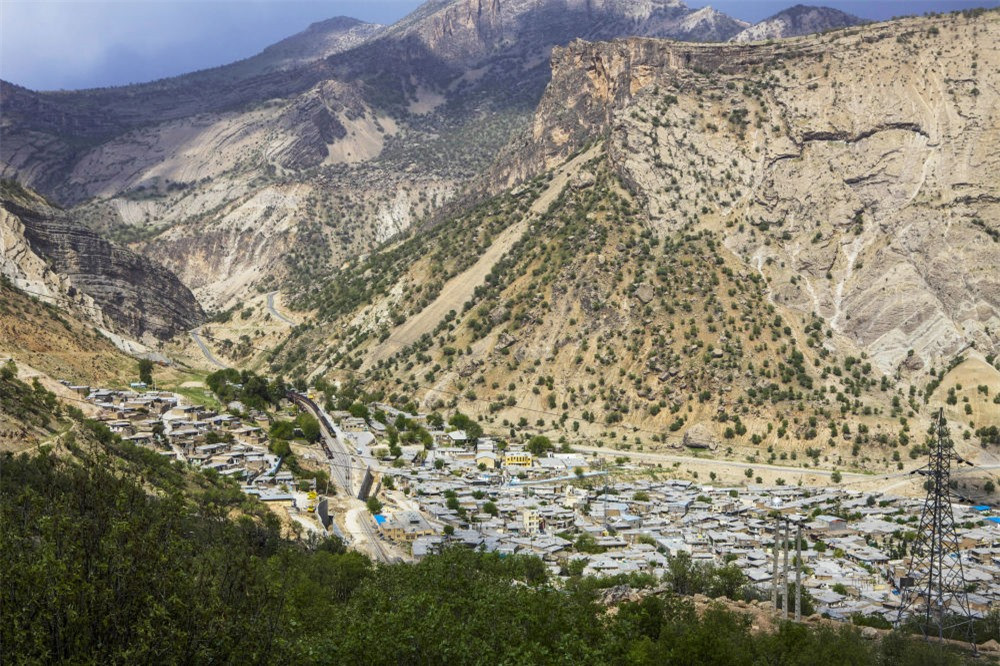 Tuyến đường sắt giữa Dorud và Andimeshk ở Iran là một trong những chặng đường kỳ vỹ nhất thế giới, đi qua những thác nước và những con sông tuyệt đẹp.