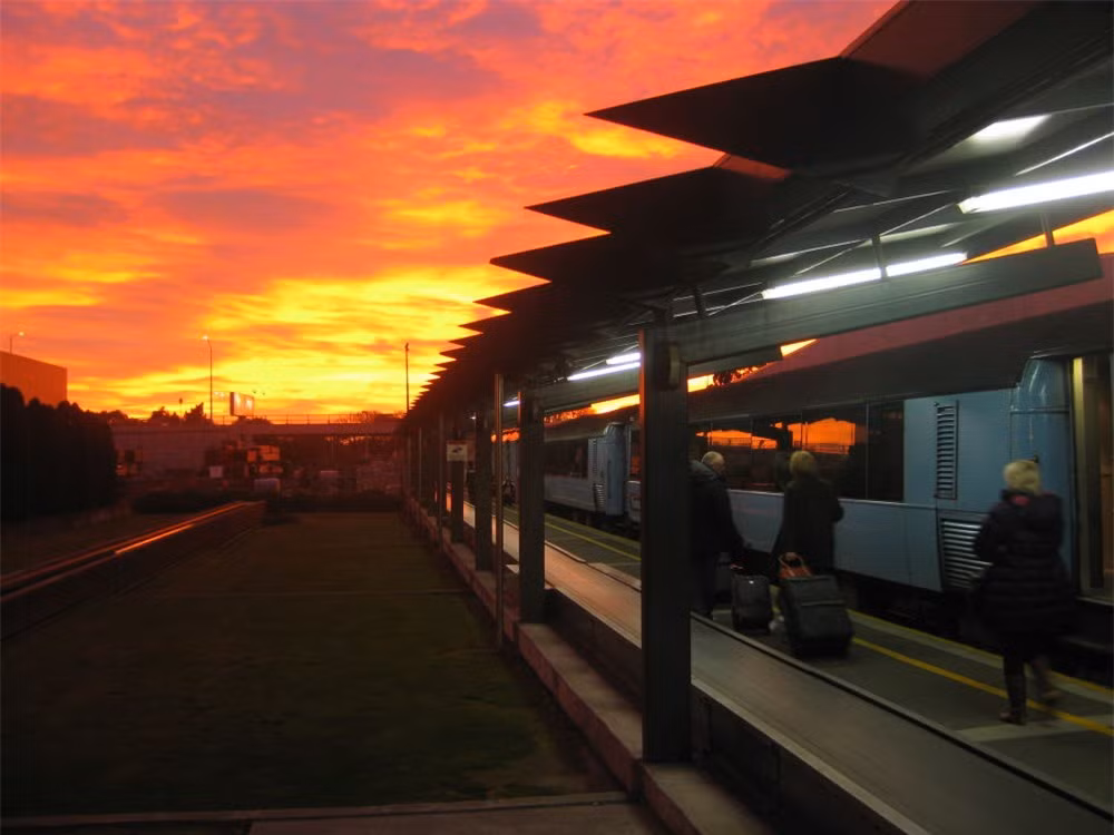 Ga tàu Christchurh ở New Zealand là nơi khởi hành của đoàn tàu TranzAlpine từ đây đến vùng Tây Bắc nước này, qua những cánh đồng phì nhiêu của vùng đồng bằng Canterbury, dọc sông Waimakariri.