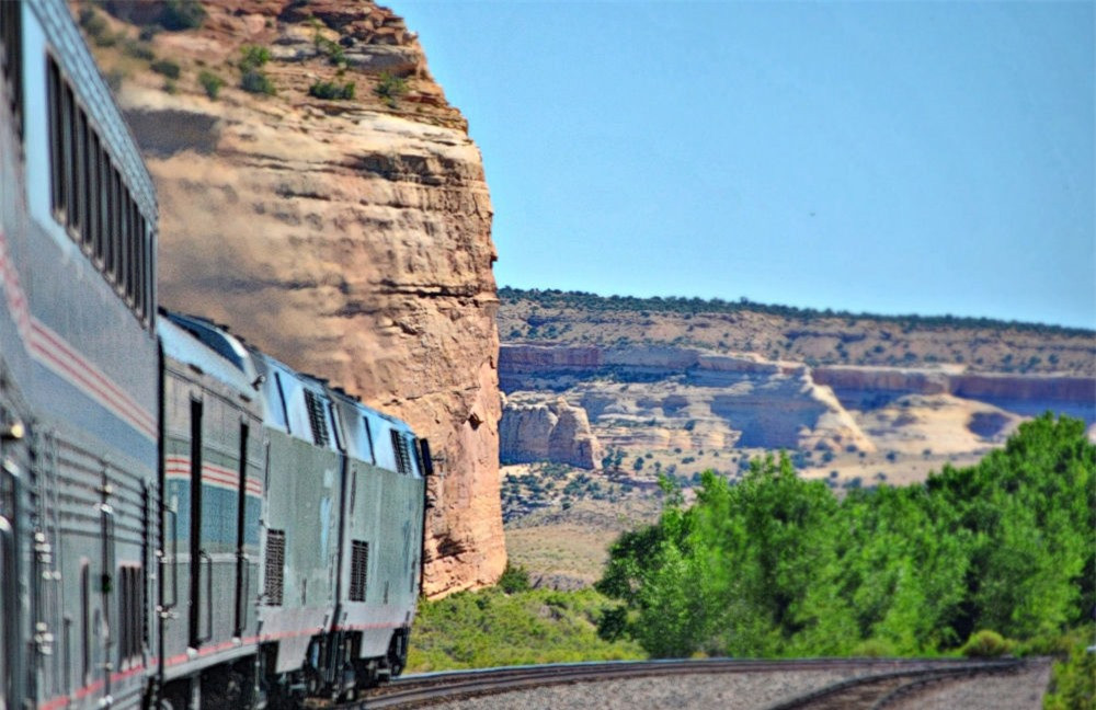 Tuyến đường sắt Zephyr Superliner ở California mang lại cho hành khách cảnh tượng ngoạn mục về miền Tây nước Mỹ, từ bình nguyên Nebraska, Denver đến thung lũng sông Colorado, xa mạc Utah và đỉnh Seirra Nevada phủ tuyết trắng.