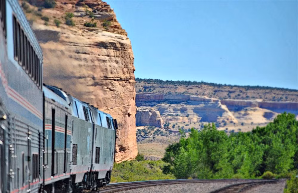 Tuyến đường sắt Zephyr Superliner ở California mang lại cho hành khách cảnh tượng ngoạn mục về miền Tây nước Mỹ, từ bình nguyên Nebraska, Denver đến thung lũng sông Colorado, xa mạc Utah và đỉnh Seirra Nevada phủ tuyết trắng.