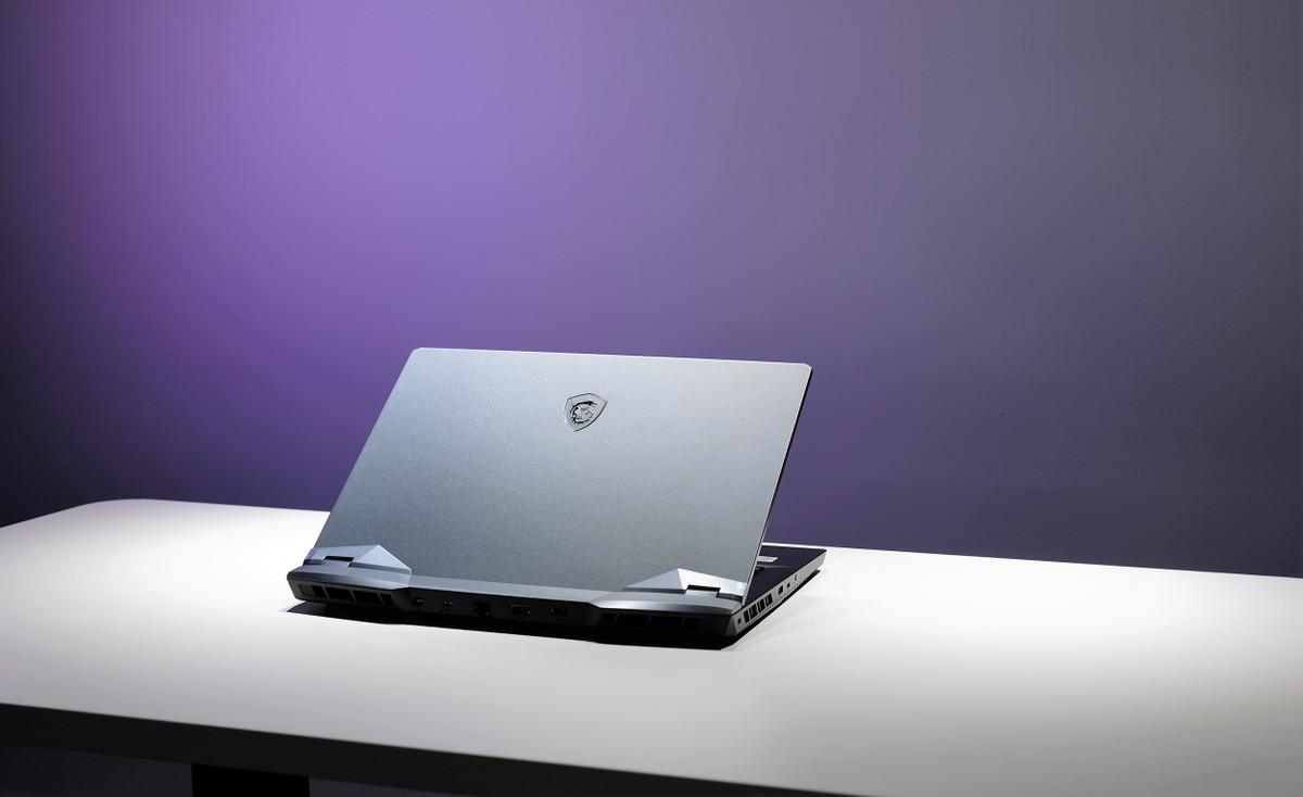 Co gi trong mau laptop gaming cao cap GE66 Raider 10UG