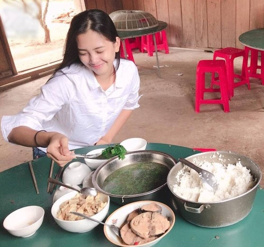 Đi từ thiện, có nàng hậu mặc giản dị vẫn đẹp - Hình 6 Di tu thien, co nang hau mac gian di van dep-Hinh-6