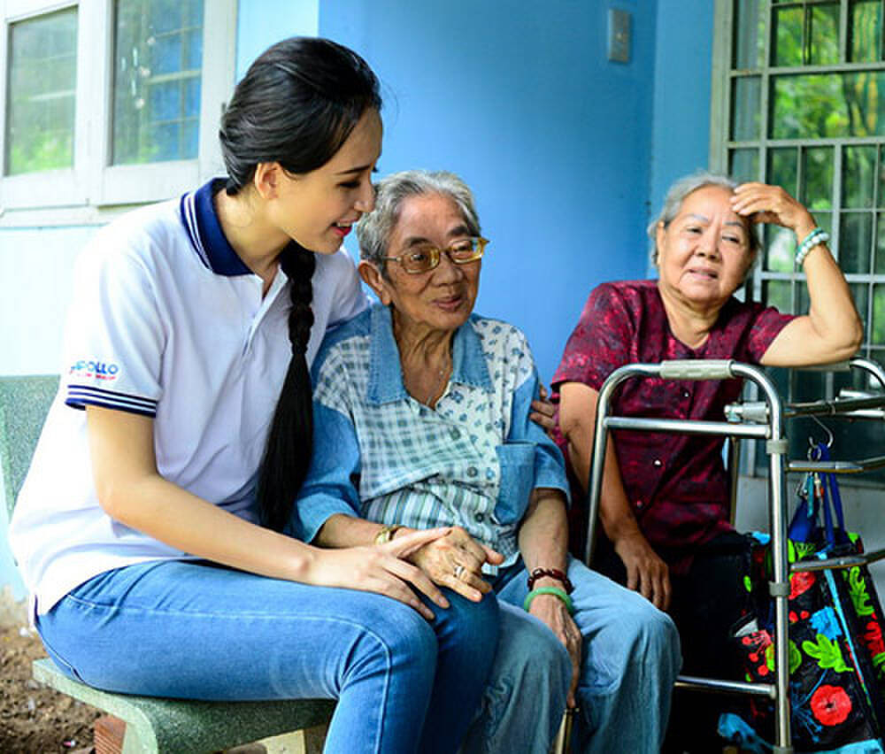 Đi từ thiện, có nàng hậu mặc giản dị vẫn đẹp - Hình 9 Di tu thien, co nang hau mac gian di van dep-Hinh-9