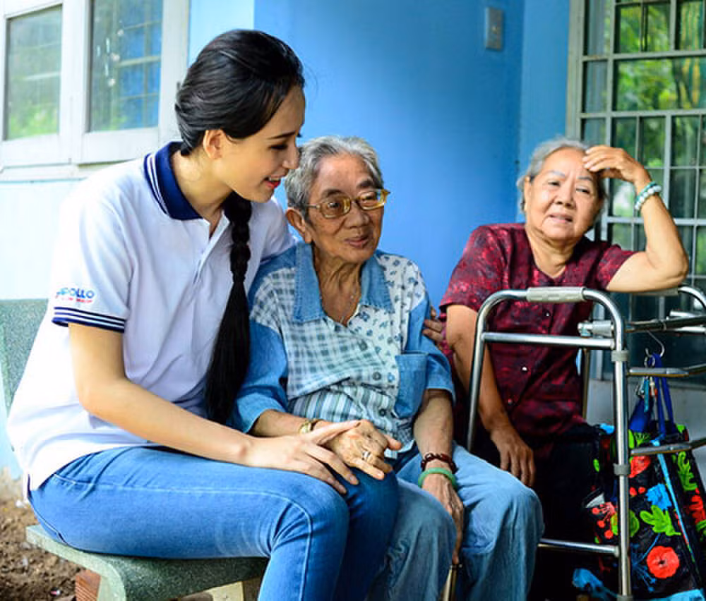 Đi từ thiện, có nàng hậu mặc giản dị vẫn đẹp - Hình 9 Di tu thien, co nang hau mac gian di van dep-Hinh-9