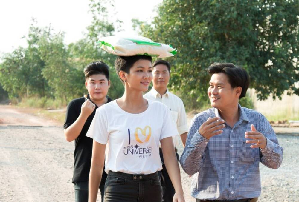 Đi từ thiện, có nàng hậu mặc giản dị vẫn đẹp - Hình 17 Di tu thien, co nang hau mac gian di van dep-Hinh-17