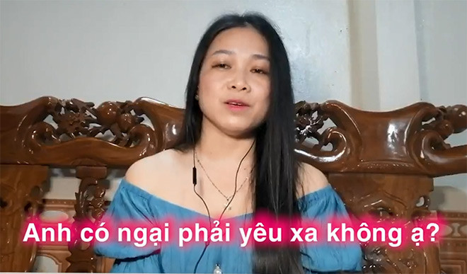 Bà mẹ một con thẳng thắn đưa ra loạt câu hỏi dành cho bạn trai rằng: “Anh có ngại yêu xa không?”, “Nếu mình đồng ý hẹn hò thì bao lâu anh về thăm em?”, “Nếu mình về chung một nhà, anh ở Khánh Hòa hay về Thái Nguyên ở cùng mẹ con em?”… 