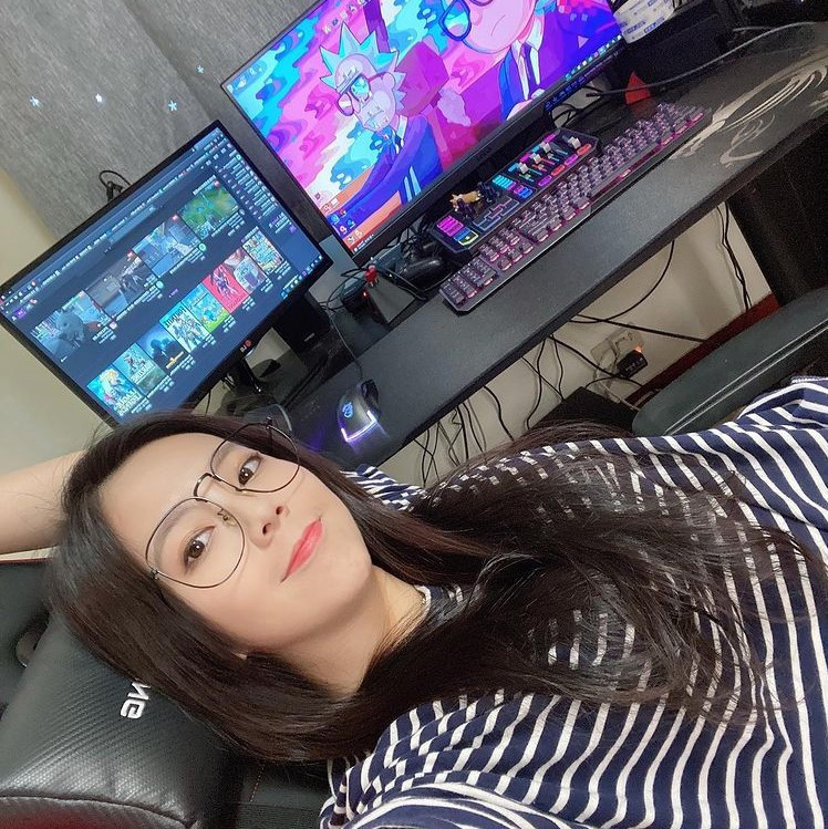 Khác với nhiều nữ game thủ theo đuổi phong cách gợi cảm để hút fan, Norman được nhận xét có kiểu thời trang đơn giản, kín đáo, thậm chí có phần xuề xòa mỗi lần lên sóng. Cô thường diện áo phông rộng, đeo mắt kính và để kiểu tóc đơn giản.