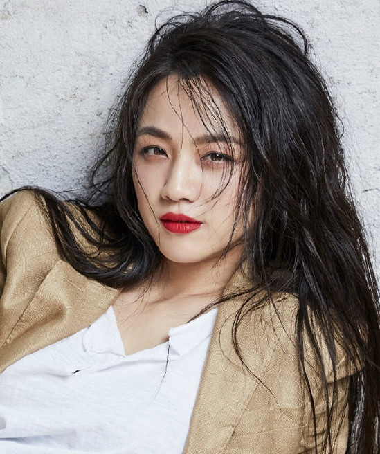 Theo Sina, gia đình nữ diễn viên Sắc, Giới đang sống trong một khu nhà sang trọng tại Hàn Quốc. Cô gần như dành trọn thời gian chăm sóc gia đình, hạn chế lộ diện trước truyền thông. Mãi đến cuối năm 2020, Thang Duy mới dần trở lại màn ảnh. Cô nhận lời tham gia diễn xuất ở cả thị trường Trung - Hàn.