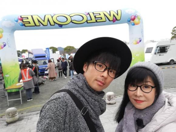 Chang trai 37 tuoi quyet dinh lay nguoi phu nu 62 tuoi lam vo