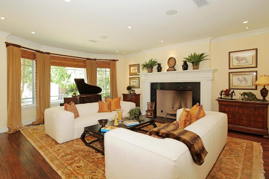 Phòng khách thoáng đãng, sang trọng, mang phong cách cổ điển với điểm nhấn là một chiếc lò sưởi lớn.