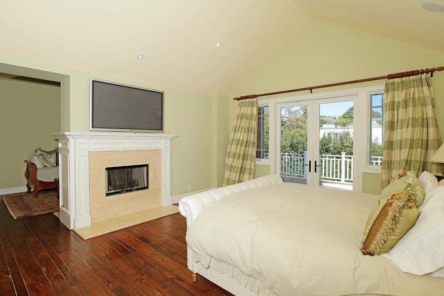 Phòng ngủ chính mang những tông màu sáng để đem đến cảm giác nhẹ nhàng cho gia chủ. Căn phòng này còn được tích hợp với một ban công rộng rãi để ngắm cảnh.