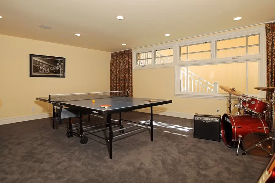 Một số tiện ích nổi bật khác của bất động sản bao gồm khu vực giải trí, rạp chiếu trong nhà và khu vực nấu nướng, ăn uống ngoài trời.