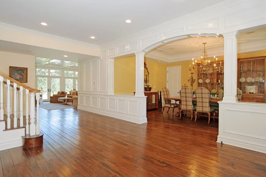 Phòng ăn trang trọng, được bài trí tinh tế.