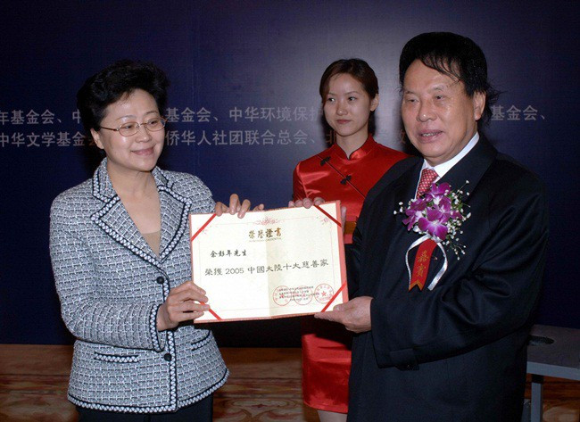 Nguoi don dep tro thanh ty phu de lai 46.000 ty lam tu thien-Hinh-2