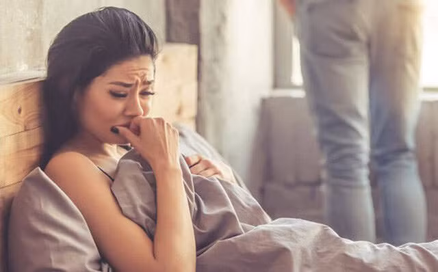 Con om, chong van dan dum ban be, va roi nhan duoc to giay tu vo