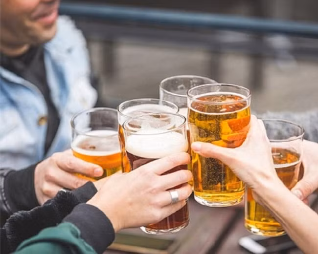 Con om, chong van dan dum ban be, va roi nhan duoc to giay tu vo-Hinh-2