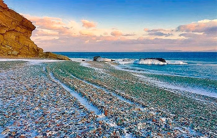 Độc đáo với bãi biển thủy tinh độc nhất vô nhị ở Nga ảnh 3