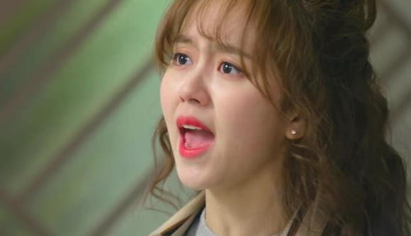 Toi nga ngua khi phat hien thu ben trong hop qua Tet cua nhan vien