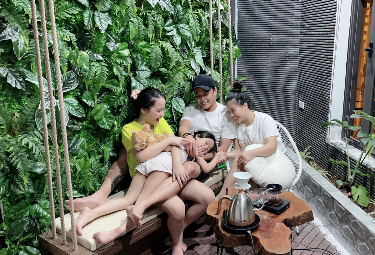 Hon nhan hanh phuc cua dien vien Hong Dang va vo bang tuoi