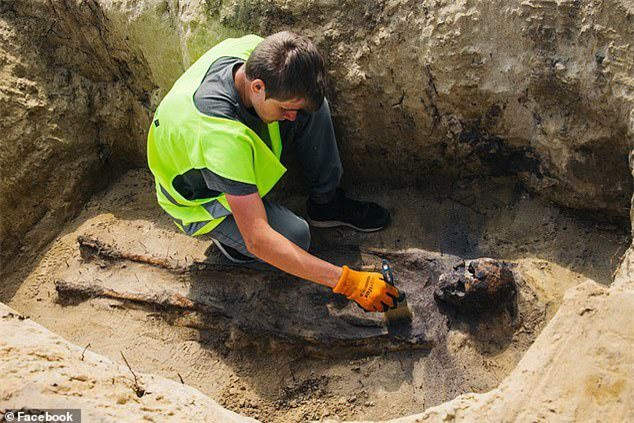 Đào đất làm đường phát hiện 115 hài cốt trẻ em ngậm đồng xu ảnh 4