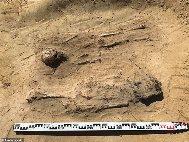 Đào đất làm đường phát hiện 115 hài cốt trẻ em ngậm đồng xu ảnh 1