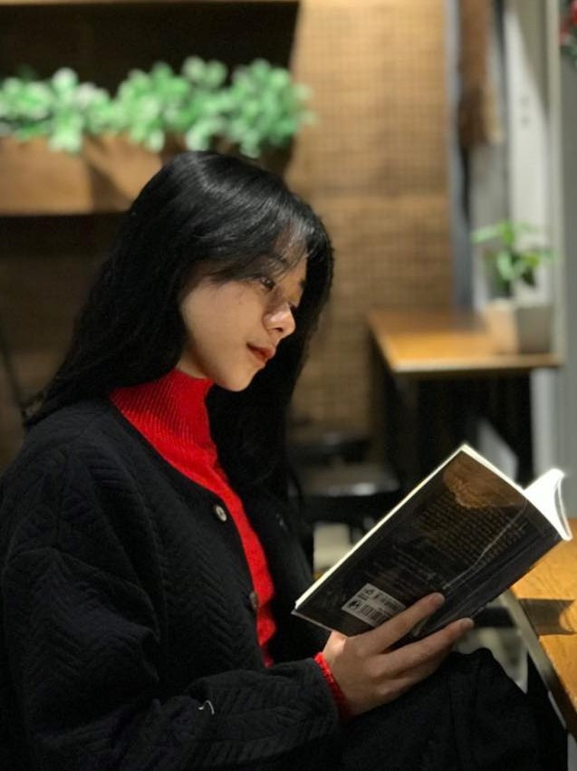 11 năm liền, Minh Châu đều đạt danh hiệu học sinh giỏi, với thế mạnh là môn tiếng Anh. Hồi cấp 2, điểm trung bình môn học này của nữ sinh luôn từ 9,7 trở lên. Năm lớp 6, Minh Châu giành giải nhất tiếng Anh, giải nhì Văn trong cuộc thi tuyển vào lớp chọn của trường. Lớp 9, cô đạt giải ba cuộc thi học sinh giỏi tiếng Anh cấp quận Đống Đa. Ngoài tiếng Anh, Minh Châu còn có khả năng giao tiếp bằng tiếng Pháp. Ảnh: NVCC.