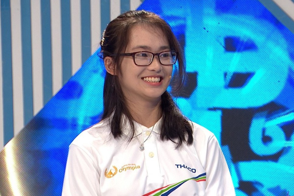  Nguyễn Thùy Dương (sinh năm 2004) đại diện trường THPT Sóc Sơn, Hà Nội tranh tài tại cuộc thi tuần Olympia 2021. Dù không giành vòng nguyệt quế, cô chiếm được cảm tình của nhiều khán giả nhờ gương mặt ưa nhìn, sự nhanh nhẹn và tự tin. Sau khi xuất hiện trên truyền hình, ảnh của nữ sinh Hà Nội được chia sẻ trên nhiều diễn đàn mạng, nhận được nhiều lời khen ngợi. Ảnh: VTV.