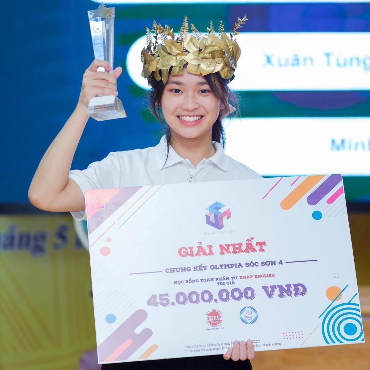 Thùy Dương nuôi ước mơ thi Olympia từ lớp 7. Để giành suất đại diện trường tham gia sân chơi trí tuệ của VTV, năm 2020, cô trở thành nữ quán quân đầu tiên của Olympia Sóc Sơn (OSS) mùa 4 - cuộc thi ở trường mô phỏng Đường lên đỉnh Olympia. Ảnh: FBNV.