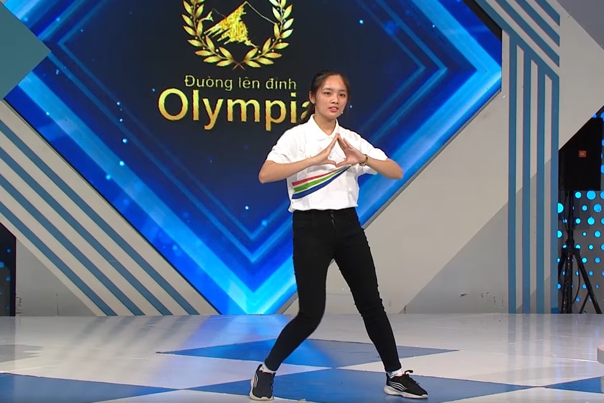 Không chỉ thể hiện vốn kiến thức tốt, Thu Hương còn chiếm được thiện cảm của khán giả nhờ gương mặt xinh xắn và nhiều tài lẻ. Nữ sinh tự nhận là “mầm non giải trí” và tự tin trổ tài nói chuyện bằng giọng Bắc - Trung - Nam, hát và nhảy Kpop. Nhiều khán giả so sánh nhan sắc của cô gái Thái Nguyên với diễn viên nổi tiếng Hàn Quốc Kim Yoo Jung. Ảnh: Fanpage Olympia.