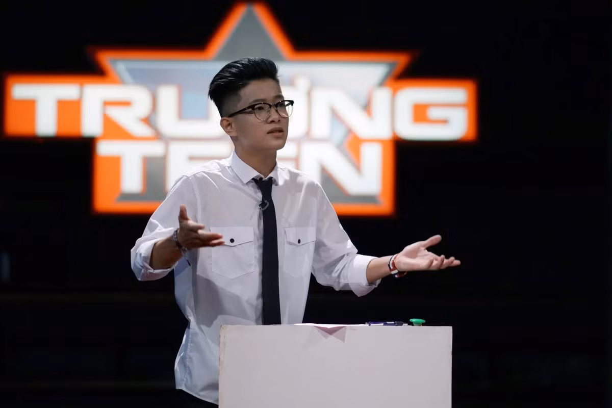 Tại trường THPT chuyên Nguyễn Huệ, Thế Phương là học sinh nổi bật gắn liền với nhiều thành tích ngoại khóa như quán quân Young MC Talent 2014, trưởng ban Nhân Sự CLB CNH Debate Community, á quân Học Sinh Tài Năng CNH năm 2019, quán quân The Z Pioneer 2019. Ảnh: VTV7.