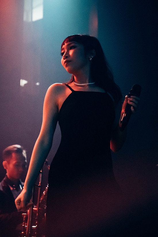 Trong một vài lần hiếm hoi, cô cũng thử nghiệm phong cách nữ tính với "little black dress" kết hợp trang sức ngọc trai khi hát nhạc Jazz. Dù vậy, cô vẫn không quên thể hiện cá tính mạnh mẽ qua kiểu trang điểm đậm nhấn vào đôi mắt sắc. 