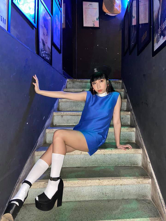 Váy ngắn màu nổi kết hợp mốt "giày xấu' và tất giúp Mỹ Anh có vẻ ngoài ấn tượng khi biểu diễn tại một phòng trà 