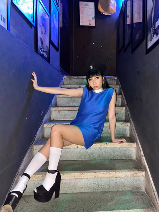 Váy ngắn màu nổi kết hợp mốt "giày xấu' và tất giúp Mỹ Anh có vẻ ngoài ấn tượng khi biểu diễn tại một phòng trà 