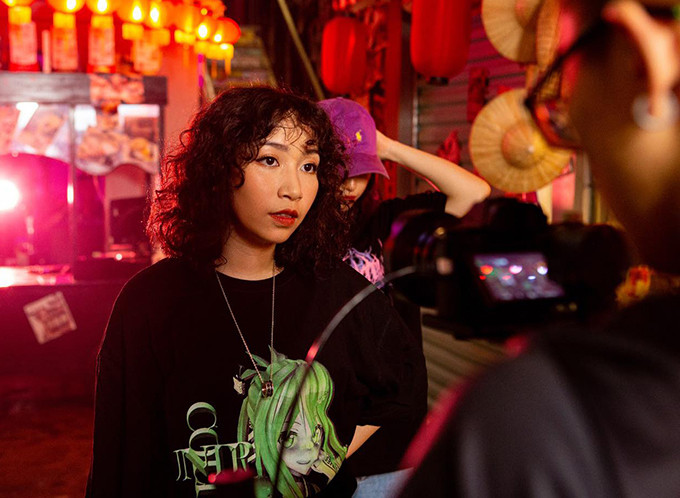 Từ ngày theo đuổi con đường âm nhạc chuyên nghiệp, Mỹ Anh như "tắc kè hoa" trên sân khấu, khi nhí nhảnh đáng yêu với mái tóc xù mì, búi natra, khi lại cá tính với mái ngố. 