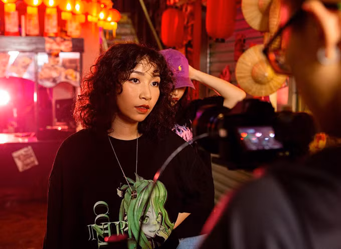 Từ ngày theo đuổi con đường âm nhạc chuyên nghiệp, Mỹ Anh như "tắc kè hoa" trên sân khấu, khi nhí nhảnh đáng yêu với mái tóc xù mì, búi natra, khi lại cá tính với mái ngố. 