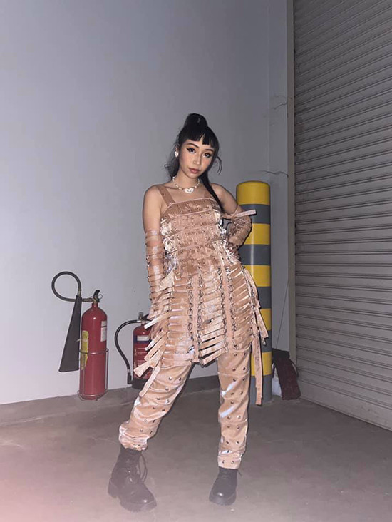 Khác với quần áo thường ngày, Mỹ Anh rất đầu tư cho trang phục biểu diễn. Con gái út nhà Mỹ Linh - Anh Quân chịu ảnh hưởng lớn từ các ngôi sao âm nhạc US-UK và không ngại thử nghiệm những phong cách mới. 