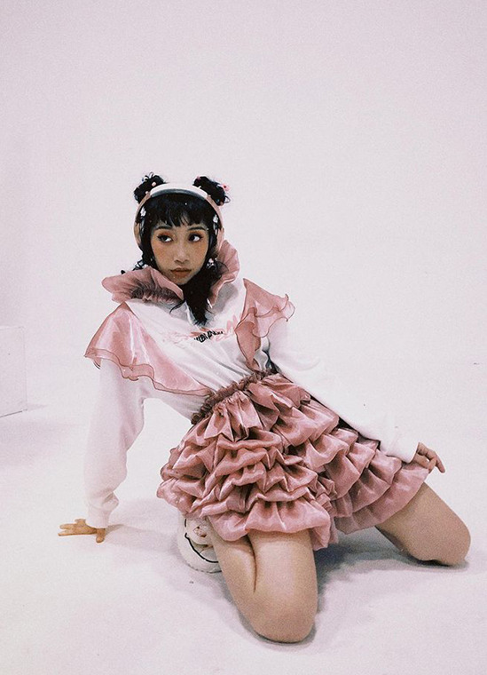 Trang phục được cô chọn luôn có sự nhấn nhá của nét cá tính, năng động, ví dụ kết hợp giày sneakers với váy xếp tầng. 